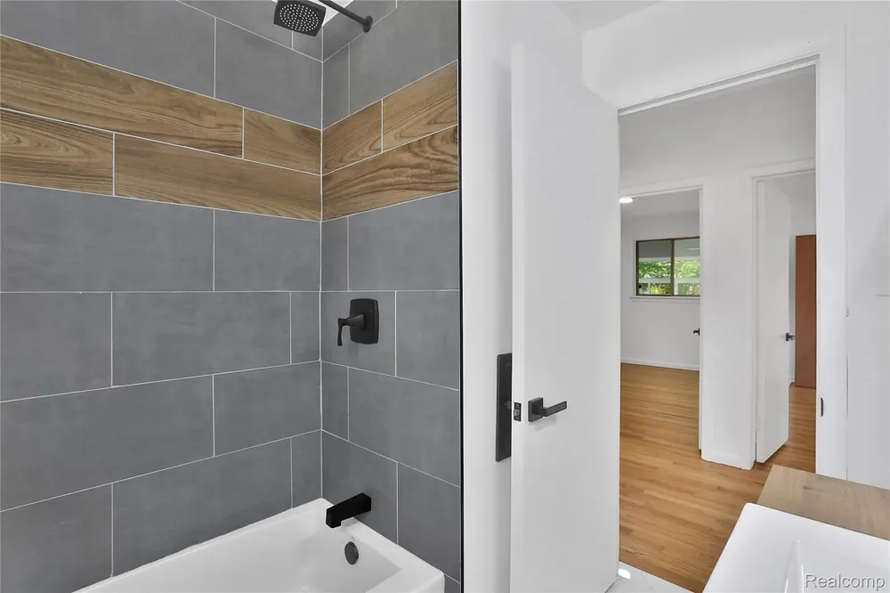 21911 Whitmore Street Oak Park City, MI 48237