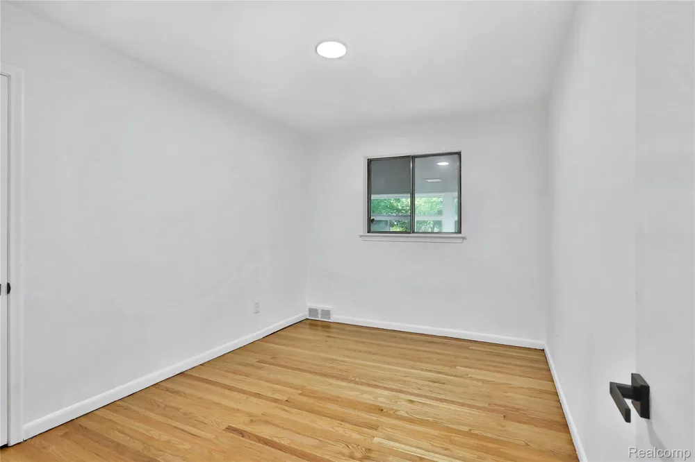21911 Whitmore Street Oak Park City, MI 48237