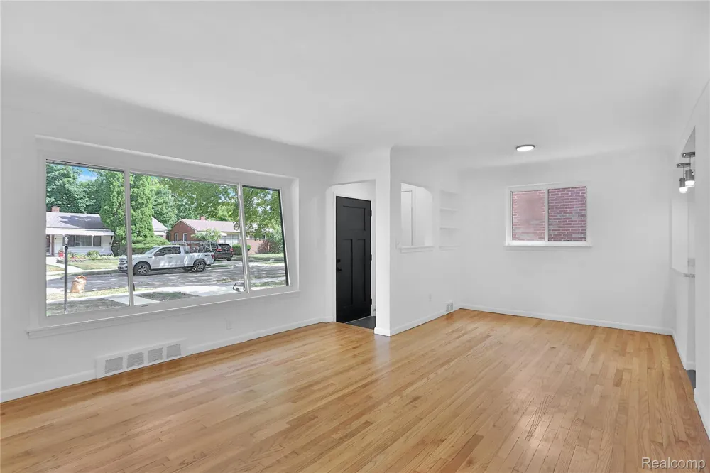 21911 Whitmore Street Oak Park City, MI 48237