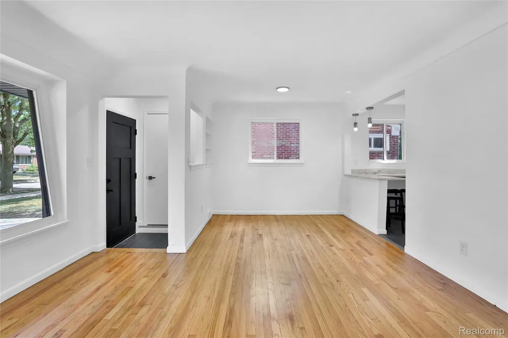 21911 Whitmore Street Oak Park City, MI 48237