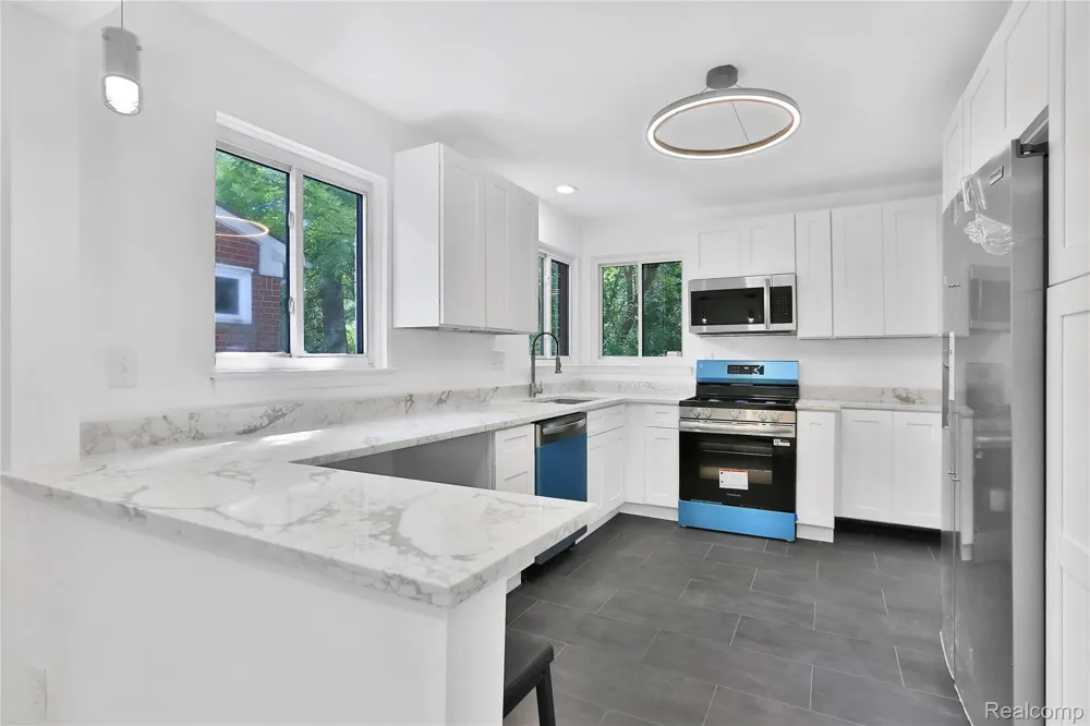 21911 Whitmore Street Oak Park City, MI 48237