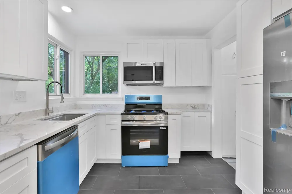 21911 Whitmore Street Oak Park City, MI 48237