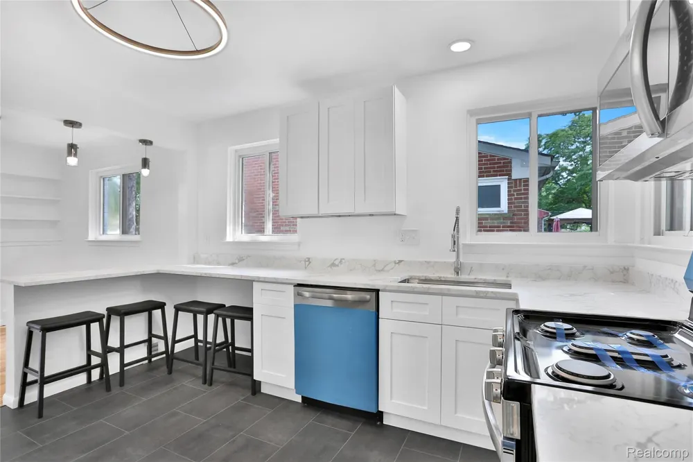 21911 Whitmore Street Oak Park City, MI 48237