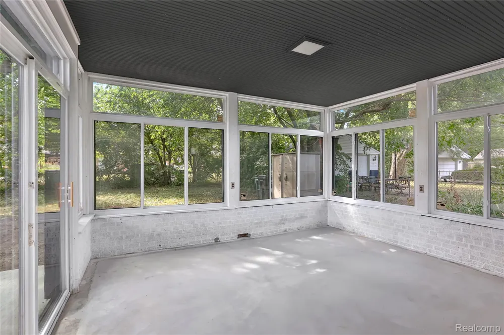 21911 Whitmore Street Oak Park City, MI 48237