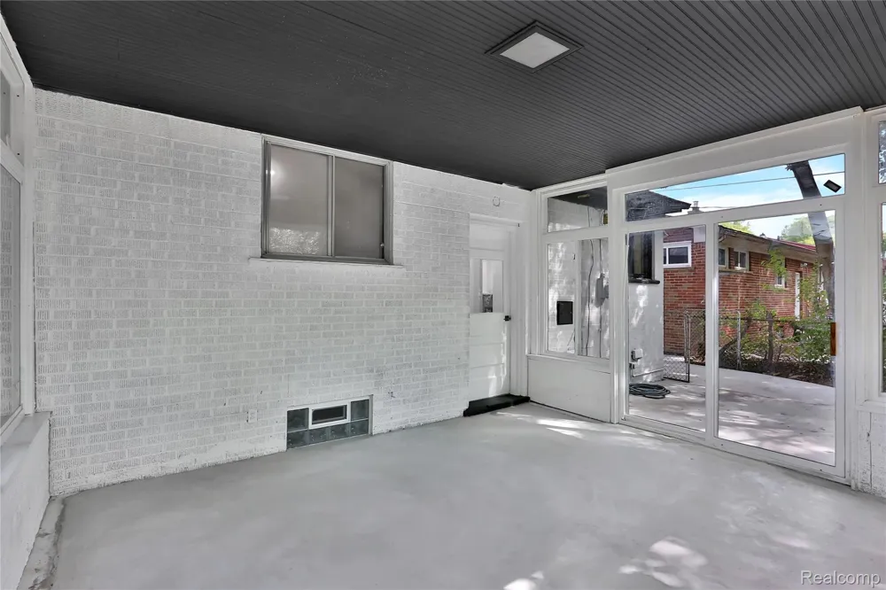 21911 Whitmore Street Oak Park City, MI 48237