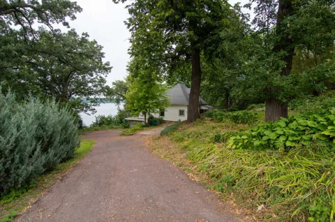 609 Lakeshore Drive