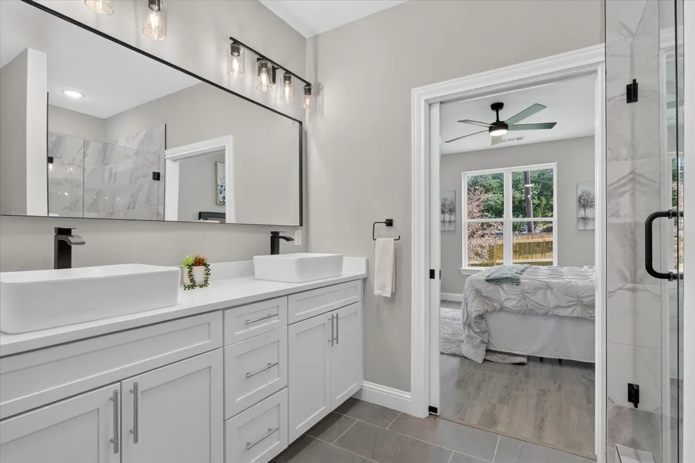 806 Premier Grand Prairie, TX 75051