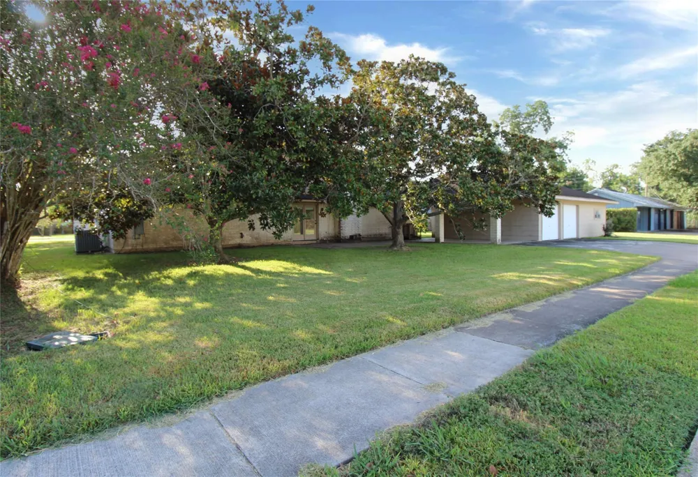 2 Elm Place Angleton, TX 77515