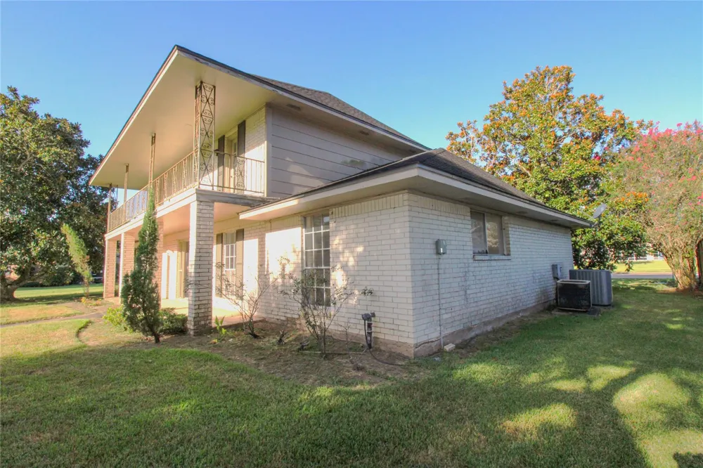 2 Elm Place Angleton, TX 77515