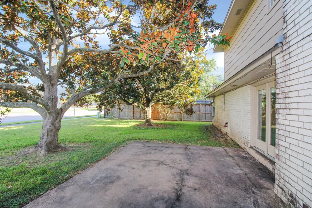 2 Elm Place Angleton, TX 77515