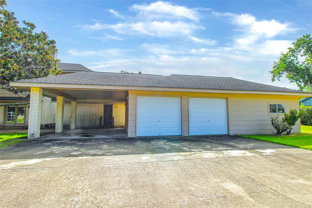 2 Elm Place Angleton, TX 77515