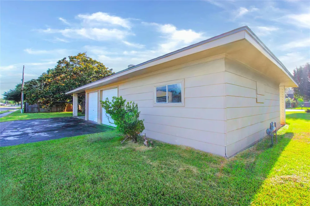 2 Elm Place Angleton, TX 77515