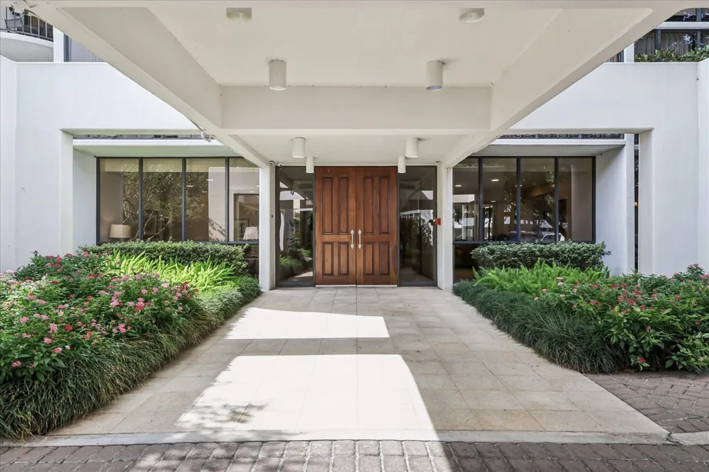 5001 Woodway Drive #1305 Houston, TX 77056