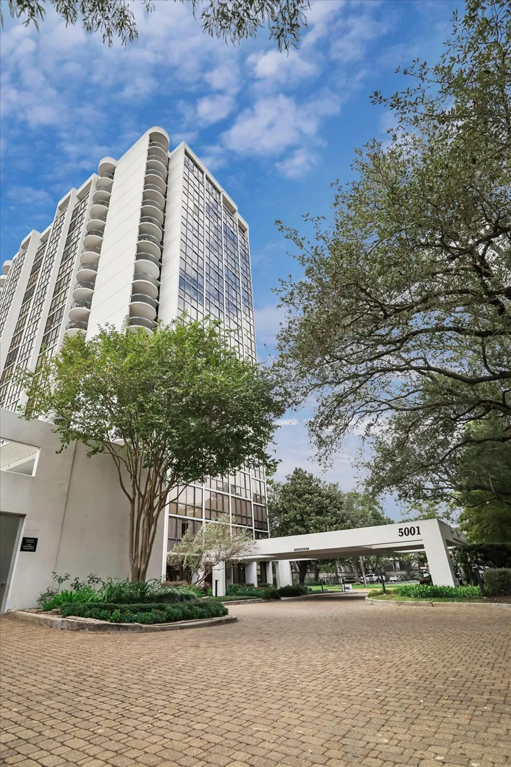 5001 Woodway Drive #1305 Houston, TX 77056