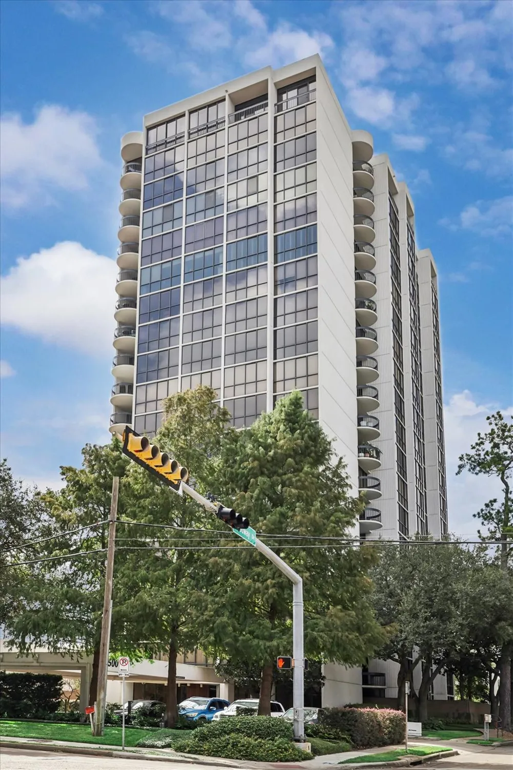 5001 Woodway Drive #1305 Houston, TX 77056