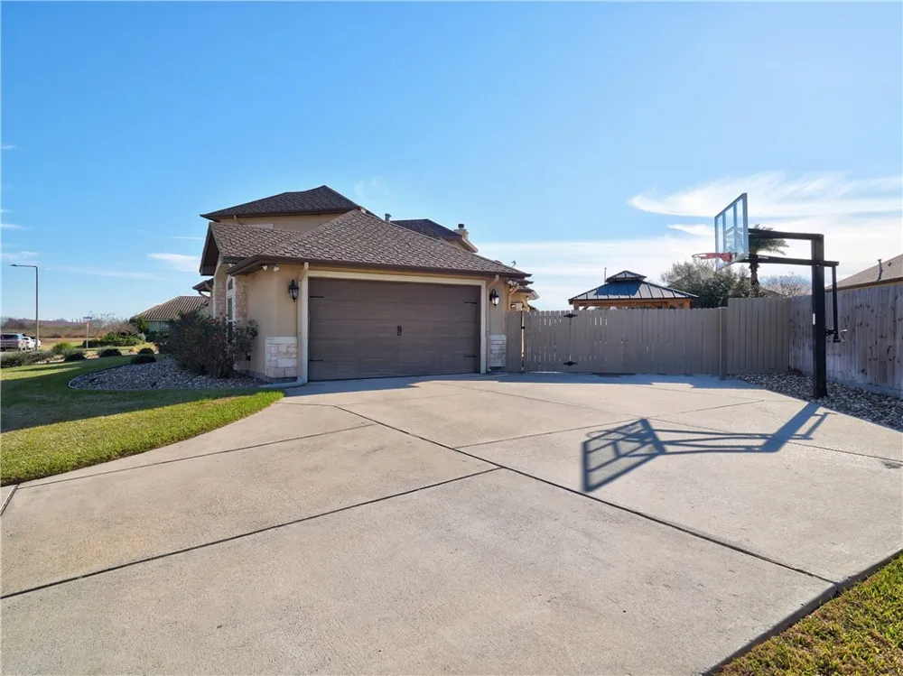 204 Black Diamond Portland, TX 78374