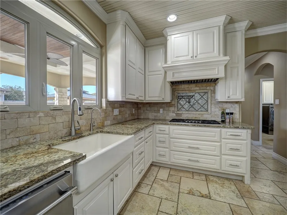 204 Black Diamond Portland, TX 78374