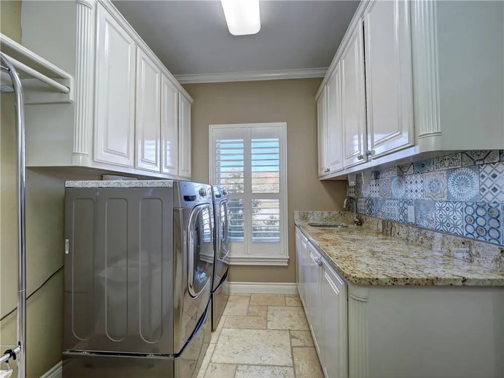 204 Black Diamond Portland, TX 78374