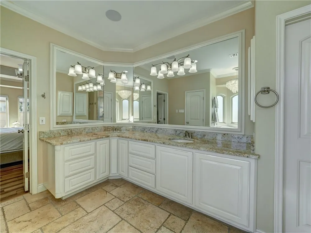 204 Black Diamond Portland, TX 78374