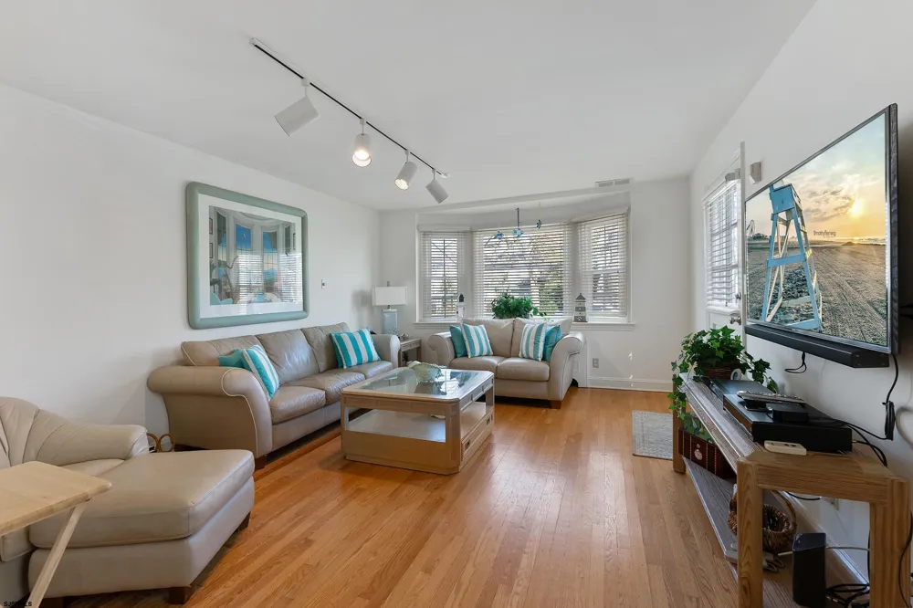 4 S Brunswick Ave Margate, NJ 08402
