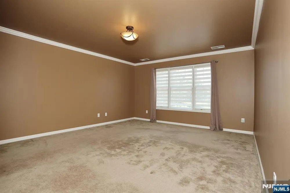 28 Turnberry Lane Hamburg, NJ 07419