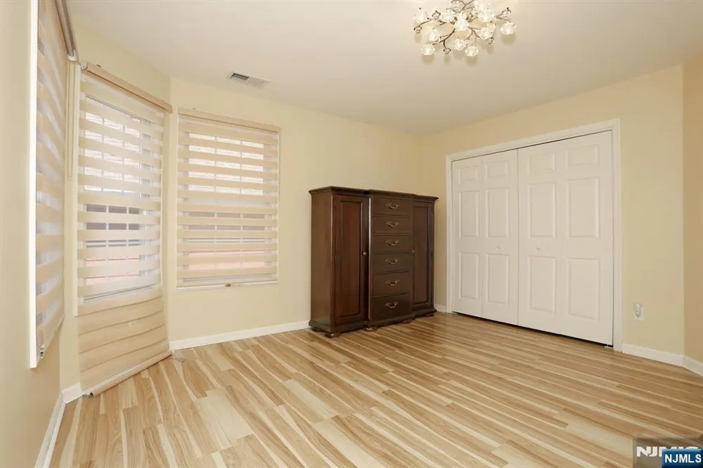28 Turnberry Lane Hamburg, NJ 07419