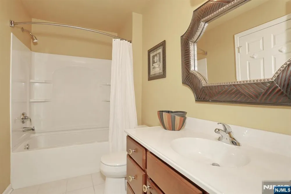 28 Turnberry Lane Hamburg, NJ 07419