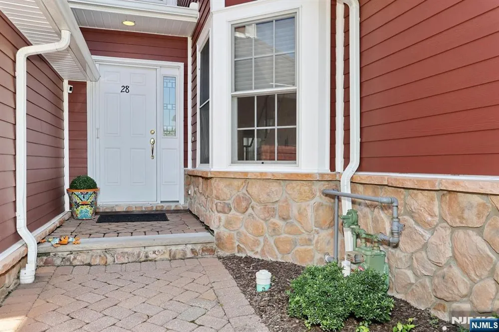 28 Turnberry Lane Hamburg, NJ 07419
