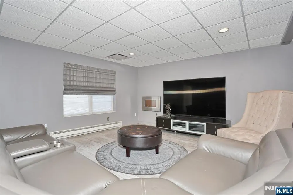 28 Turnberry Lane Hamburg, NJ 07419