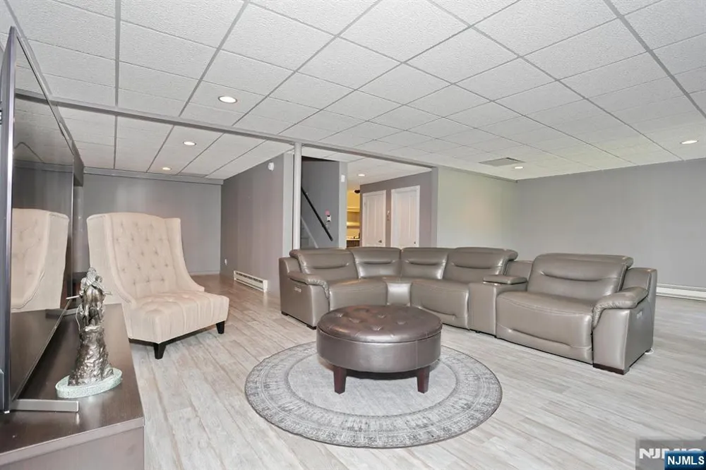 28 Turnberry Lane Hamburg, NJ 07419