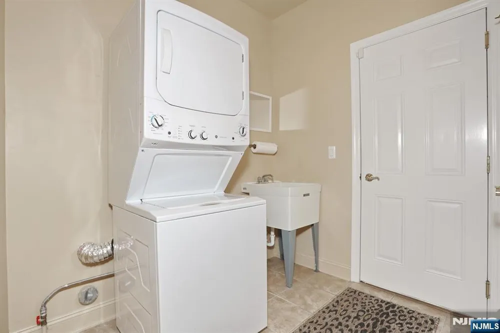 28 Turnberry Lane Hamburg, NJ 07419