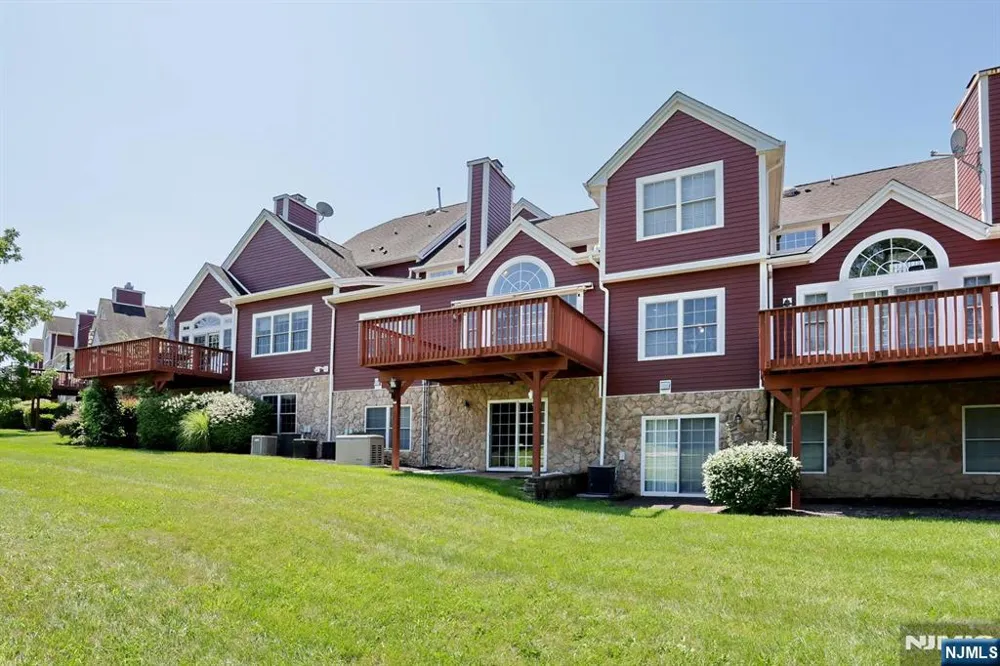28 Turnberry Lane Hamburg, NJ 07419