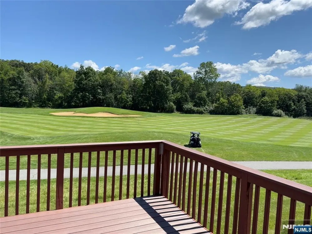 28 Turnberry Lane Hamburg, NJ 07419