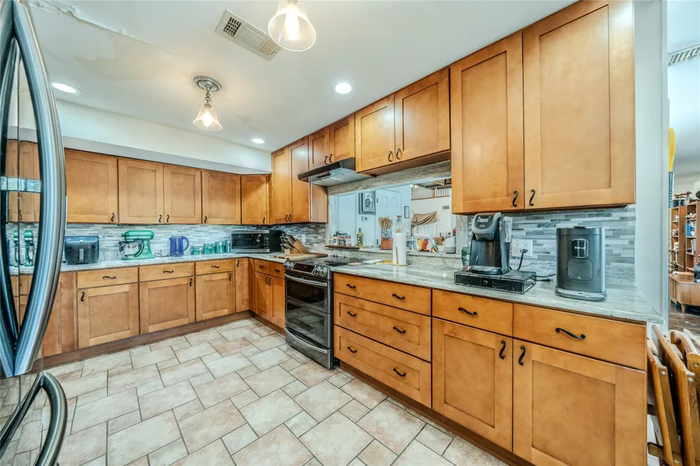1202 Driftwood Drive Euless, TX 76040