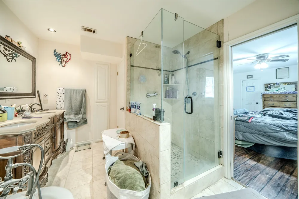 1202 Driftwood Drive Euless, TX 76040