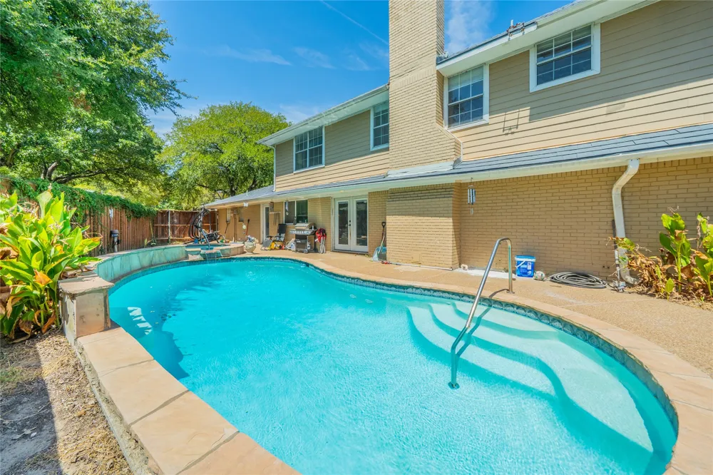 1202 Driftwood Drive Euless, TX 76040