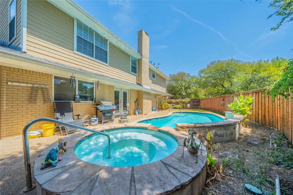 1202 Driftwood Drive Euless, TX 76040