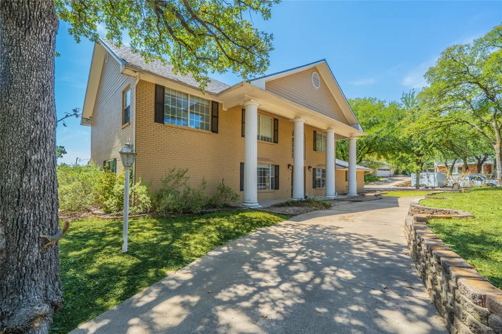 1202 Driftwood Drive Euless, TX 76040