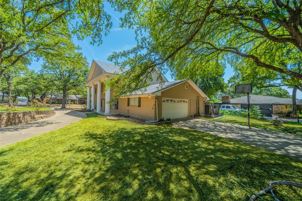 1202 Driftwood Drive Euless, TX 76040