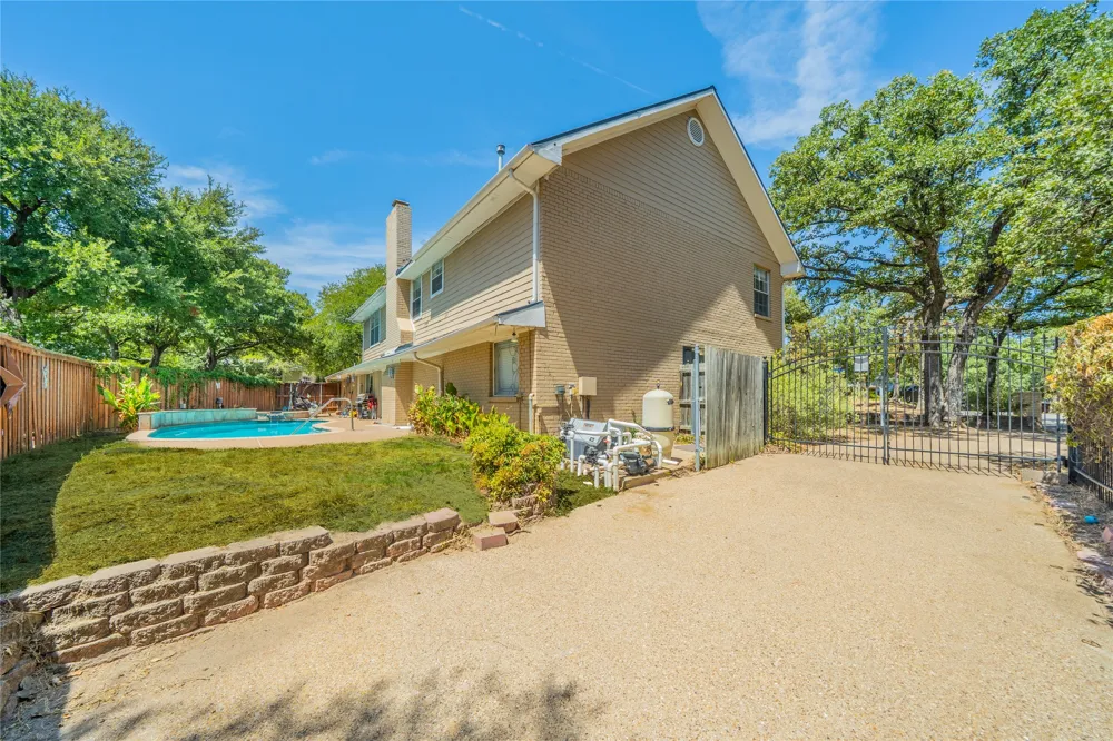 1202 Driftwood Drive Euless, TX 76040