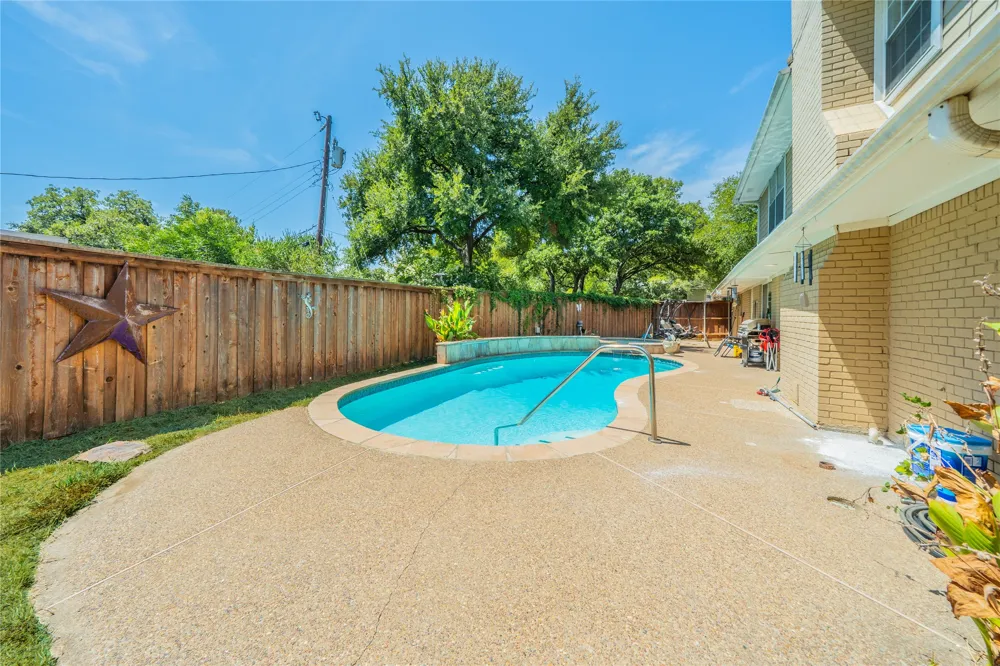1202 Driftwood Drive Euless, TX 76040