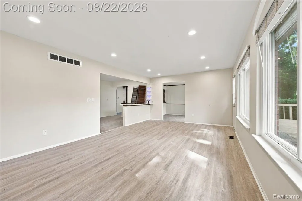 6874 Little Creek Drive Troy City, MI 48085