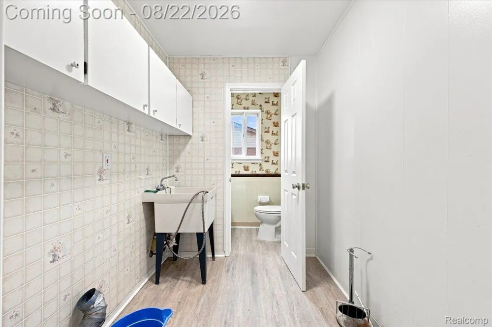 6874 Little Creek Drive Troy City, MI 48085