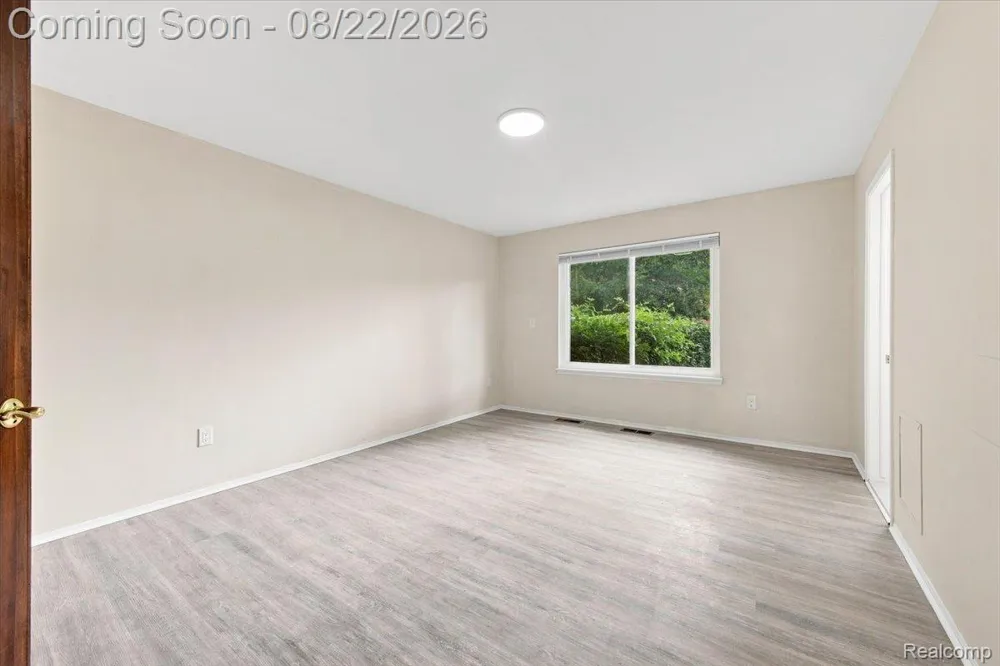 6874 Little Creek Drive Troy City, MI 48085