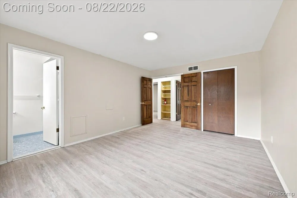 6874 Little Creek Drive Troy City, MI 48085