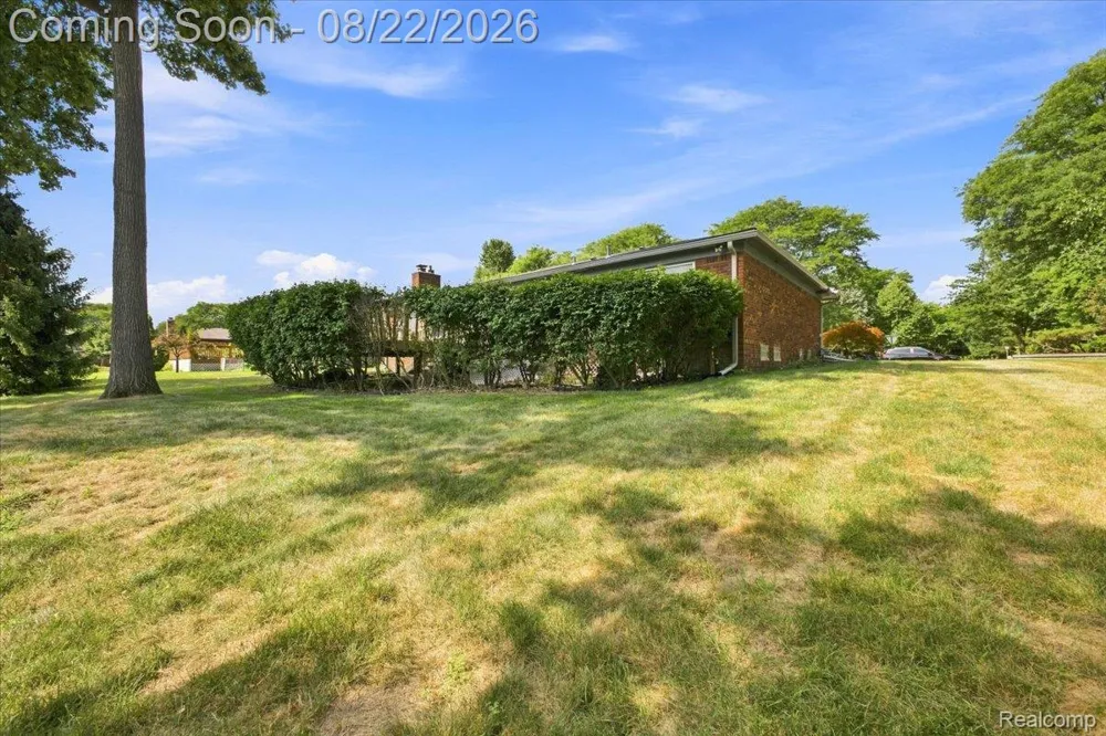 6874 Little Creek Drive Troy City, MI 48085