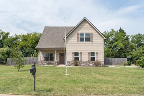 1504 Halverson Dr