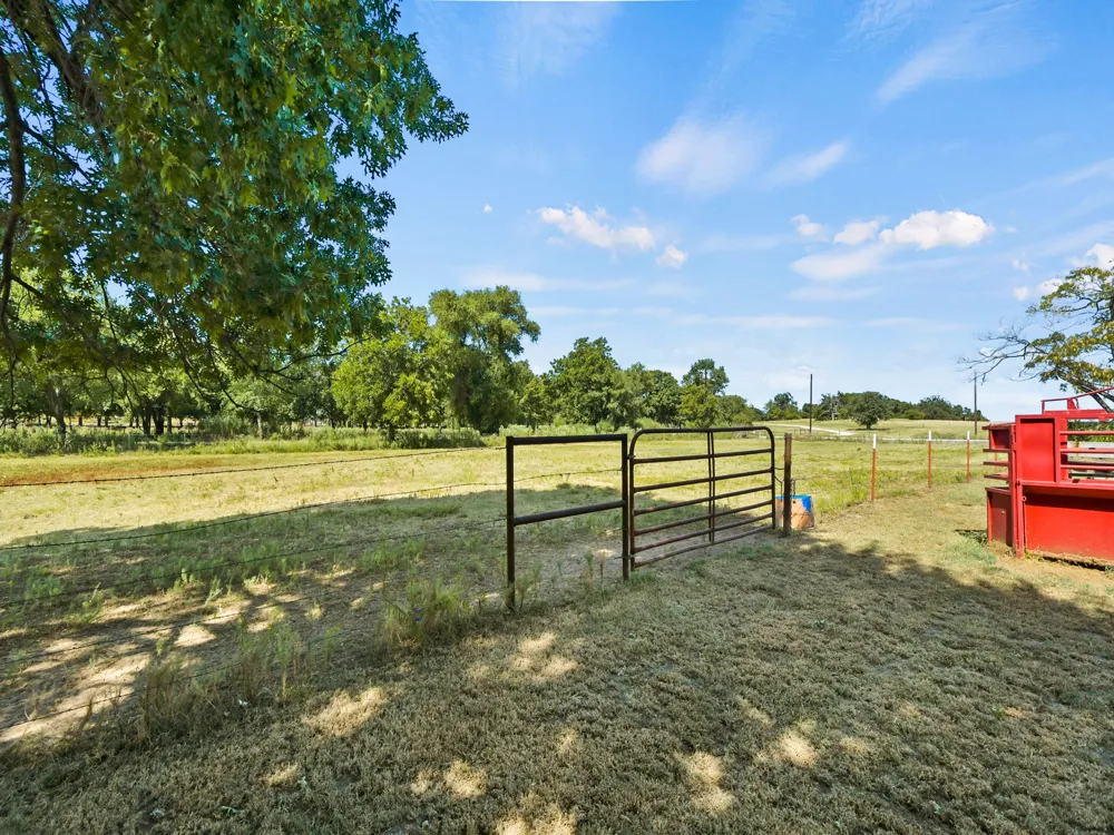2045 County Road 113 Whitesboro, TX 76273