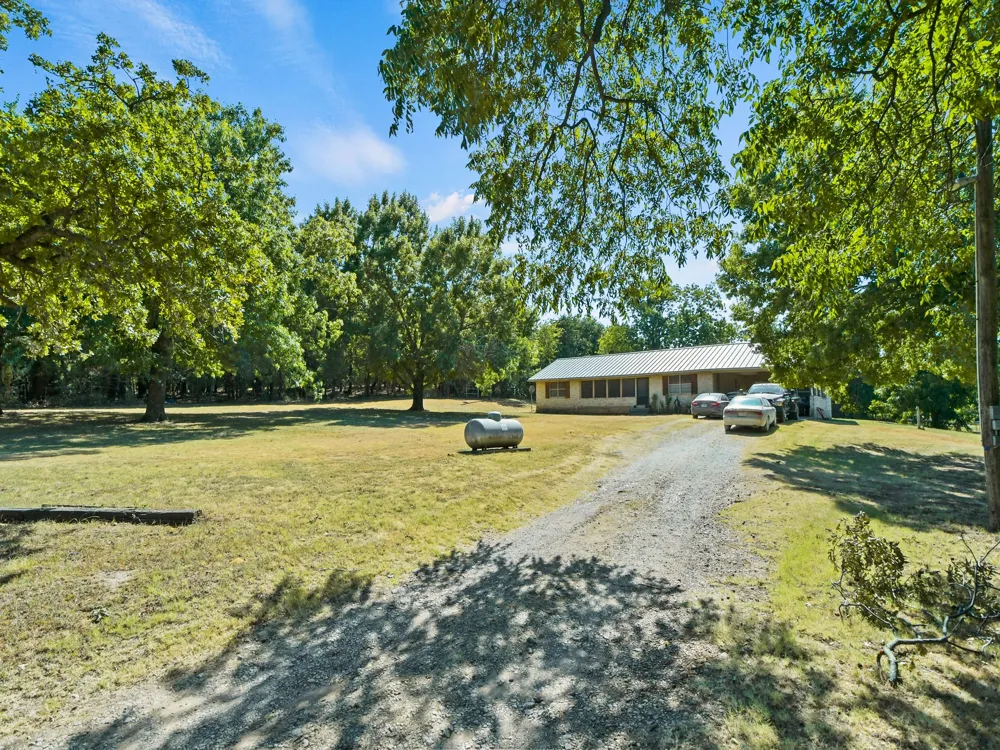 2045 County Road 113 Whitesboro, TX 76273