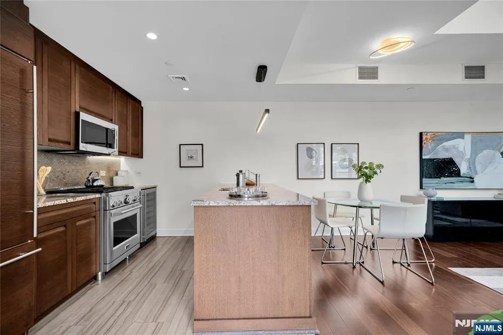 1000 Ave At Port Imperial 102 Weehawken, NJ 07086